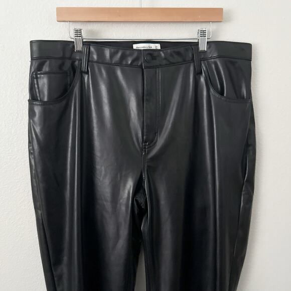 ABERCROMBIE & FITCH | Curve Love High Rise 90s Relaxed Vegan Leather Pant | 18 - Picture 3 of 8
